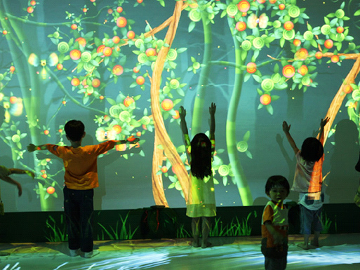 墻面互動(dòng)投影:展廳內(nèi)光影動(dòng)態(tài)交錯(cuò)。插圖(1) 墻面互動(dòng)投影:展廳內(nèi)光影動(dòng)態(tài)交錯(cuò)。插圖(1)